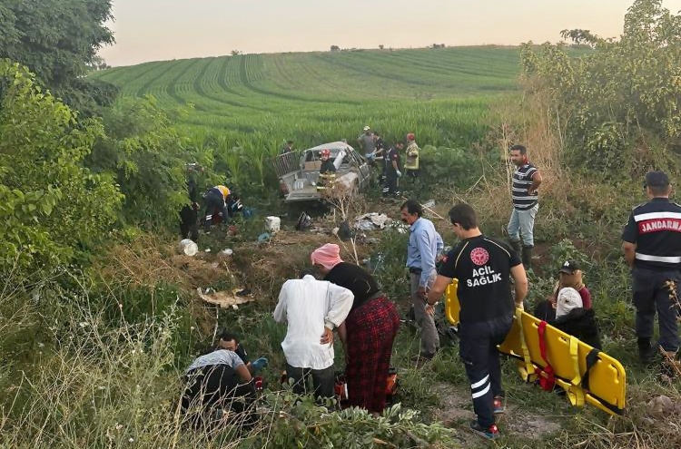 TARIM İŞÇİLERİNİ TAŞIYAN ARAÇ DEVRİLDİ; 3 ÖLÜ