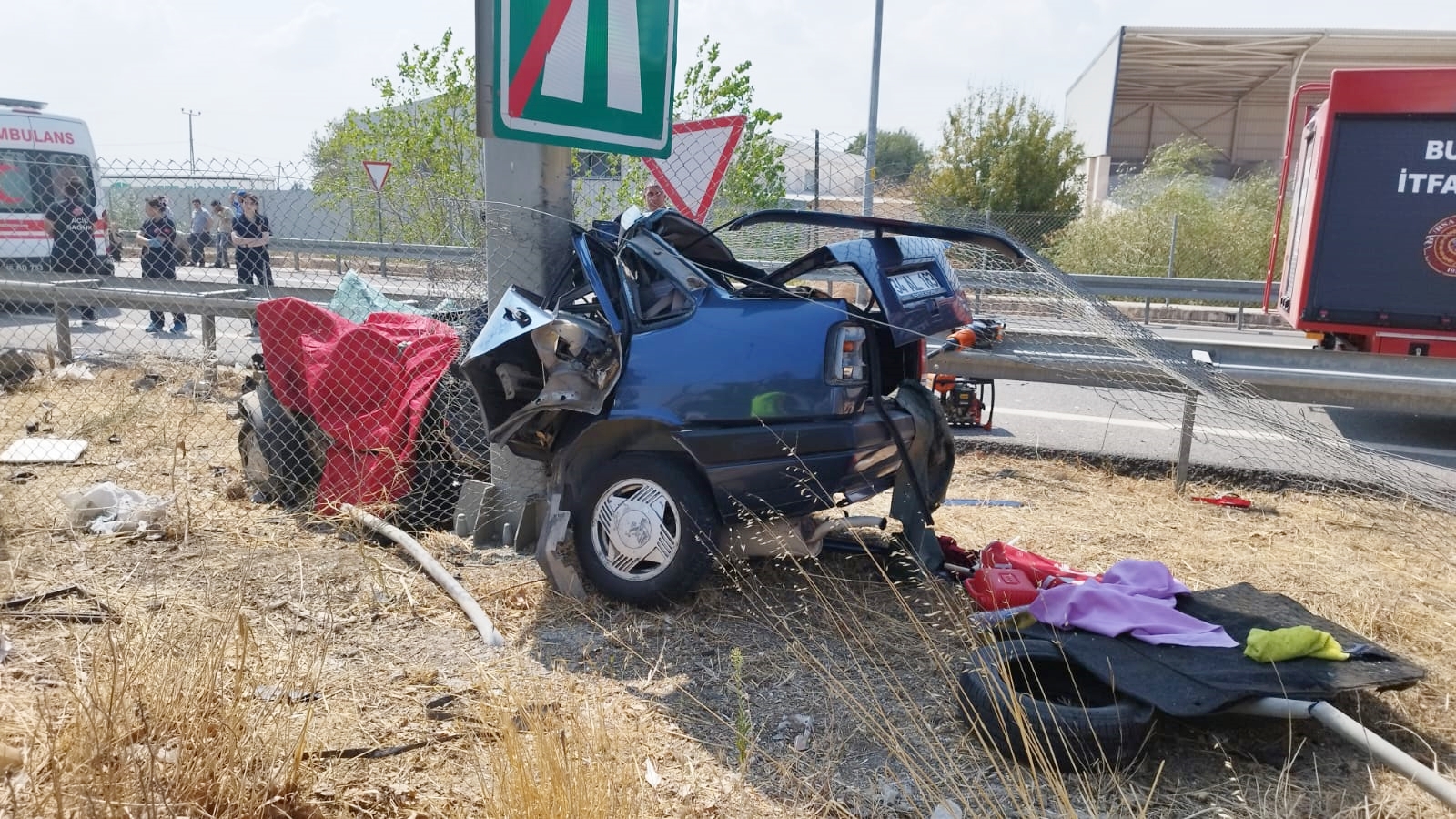 ARAÇ, YOL LEVHASINA ÇARPTI: 1 ÖLÜ