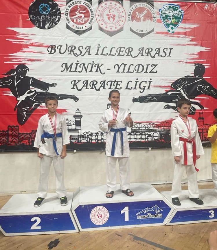 KARATE DE 3 GÜMÜŞ MADALYA