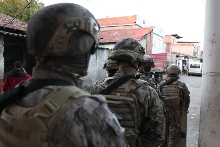 ZEHİR TACİRLERİNE ŞAFAK BASKINI