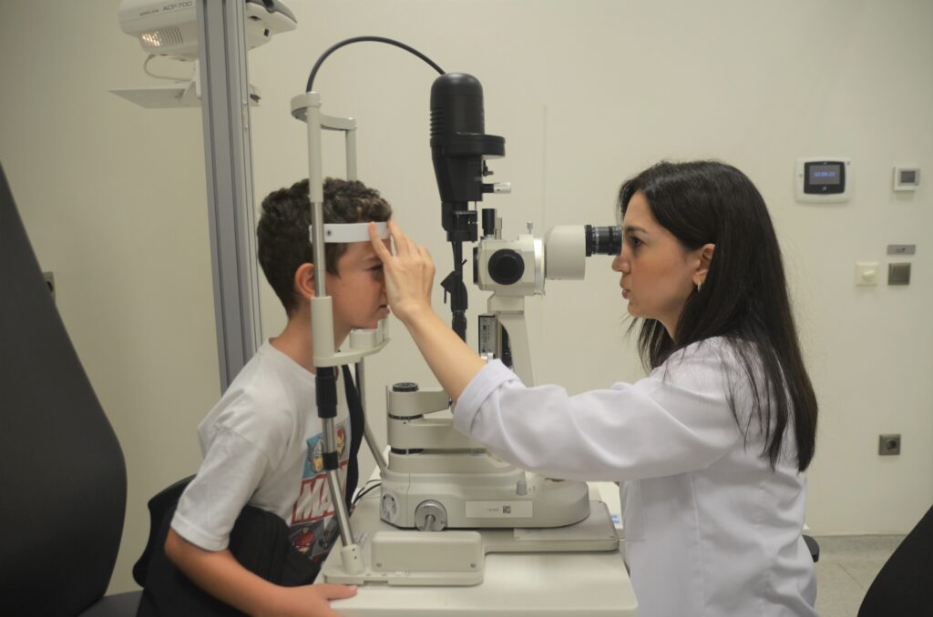 ‘OKUL ÇAĞINDAKİ ÇOCUKLARA YILDA BİR KEZ GÖZ MUAYENESİ YAPILMALI’