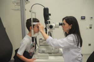 ‘OKUL ÇAĞINDAKİ ÇOCUKLARA YILDA BİR KEZ GÖZ MUAYENESİ YAPILMALI’