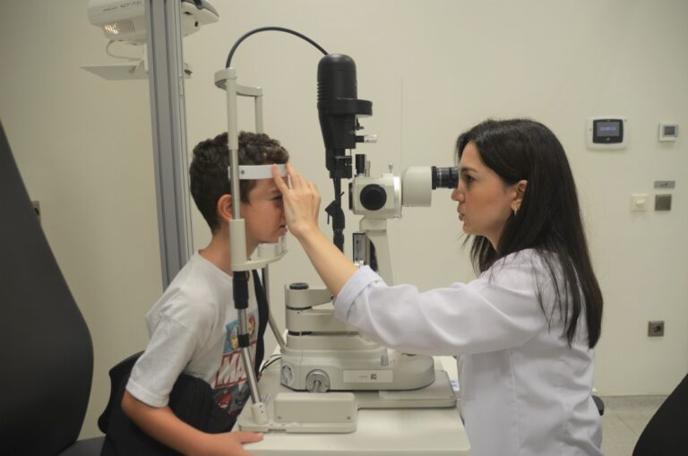 ‘OKUL ÇAĞINDAKİ ÇOCUKLARA YILDA BİR KEZ GÖZ MUAYENESİ YAPILMALI’