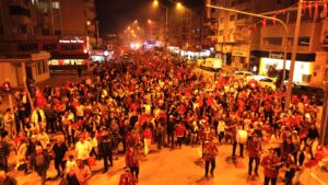 CUMHURİYET COŞKUSU SOKAKLARA SIĞMADI