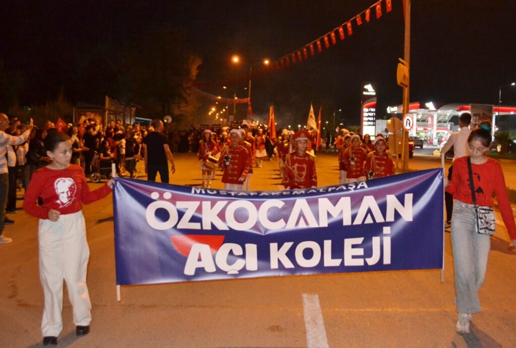 ÖZKOCAMAN VE AÇI KOLEJİ’NDEN FENER ALAYI