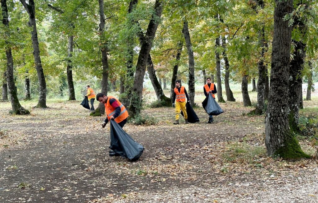 PİKNİKÇİLERİN BIRAKTIĞI ÇÖPLERİ TOPLADILAR