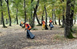 PİKNİKÇİLERİN BIRAKTIĞI ÇÖPLERİ TOPLADILAR