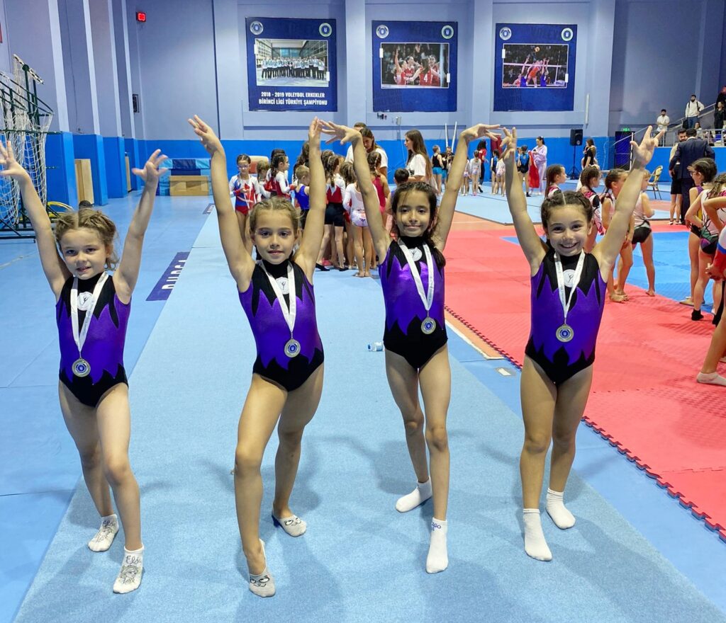 MİNİK CİMNASTİKÇİLER PERFORMANSLARIYLA BÜYÜLEDİ