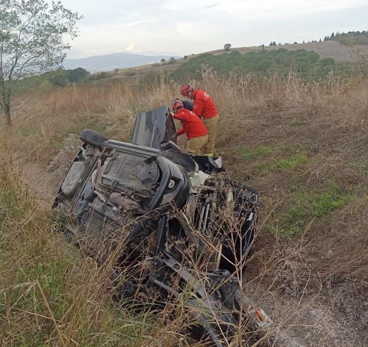 OTOMOBİL REFÜJE UÇTU; 3 YARALI