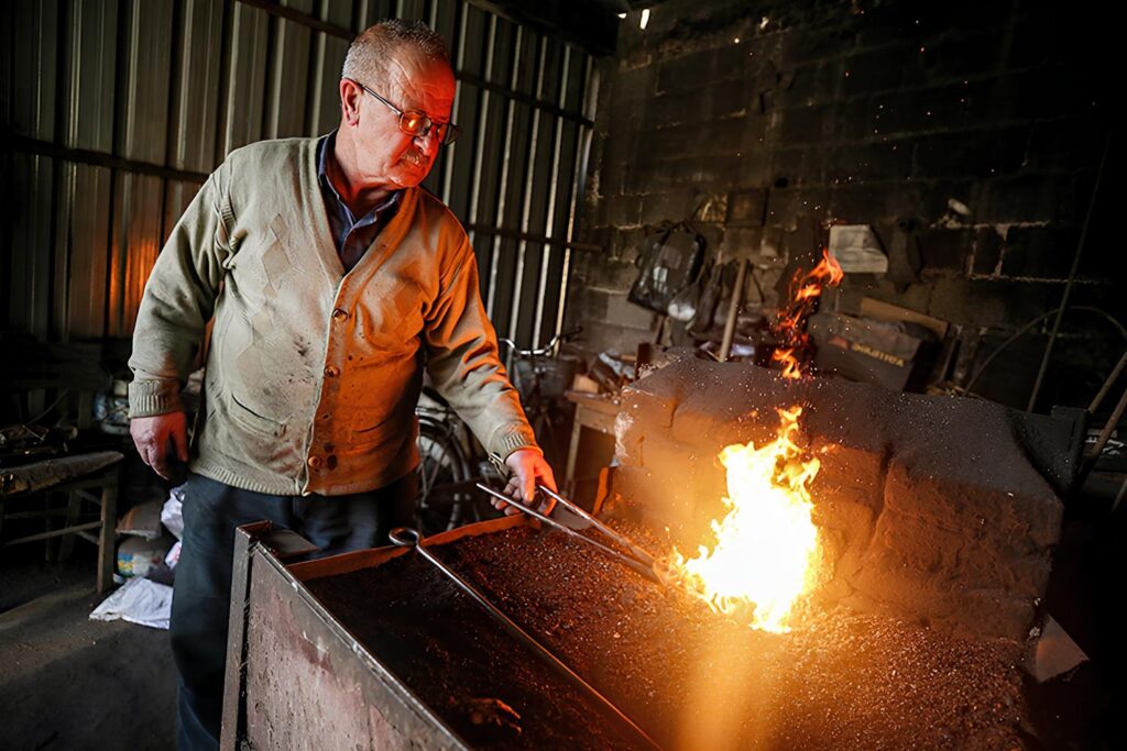 45 YILDIR DEMİRE ŞEKİL VERİYOR