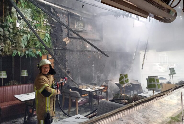 ÜNLÜ MEKANDA YANGIN PANİĞİ