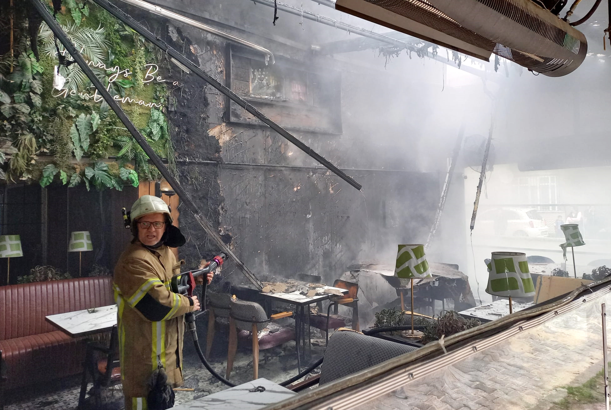 ÜNLÜ MEKANDA YANGIN PANİĞİ