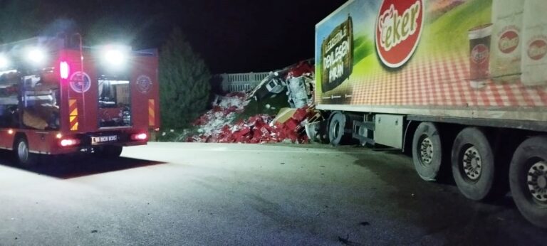 KAMYONET TIRIN ALTINA GİRDİ: 2 ÖLÜ