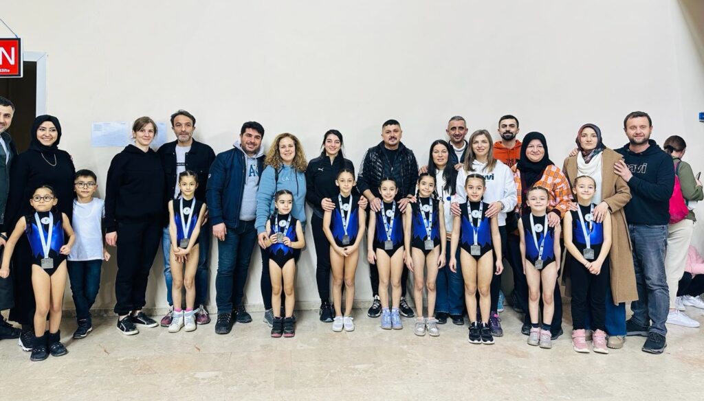 MİNİK JİMNASTİKÇİLERE BÜYÜK ALKIŞ