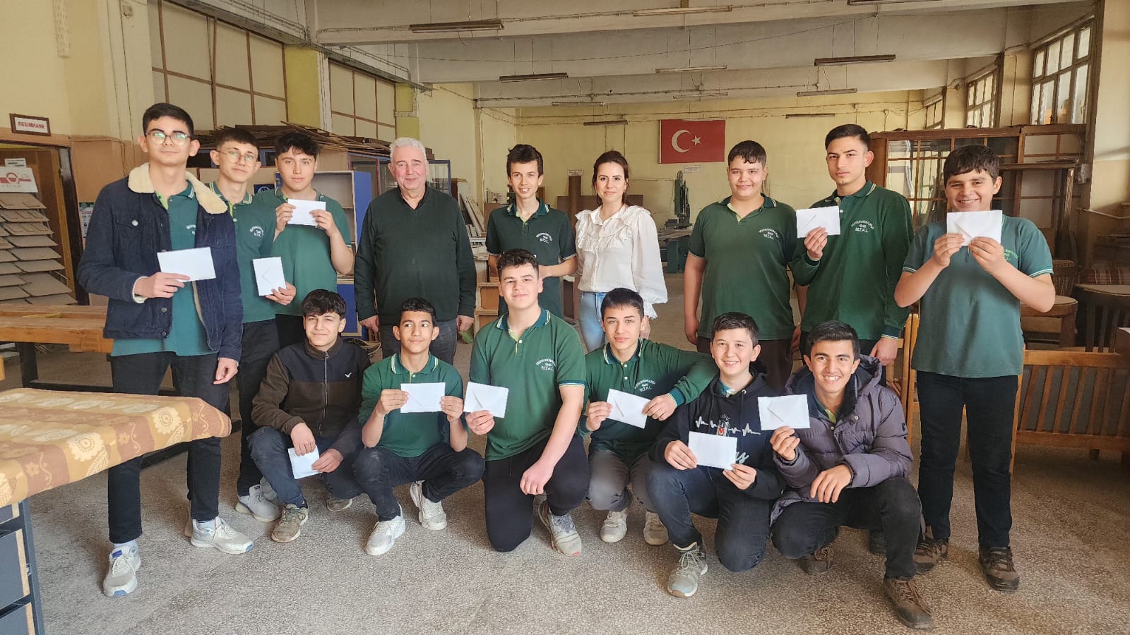 ÖĞRENCİLERE BURS, OKULA MAKİNE