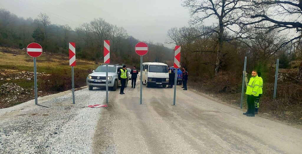 TOPRAK KAYMASI YOLU KAPATTI