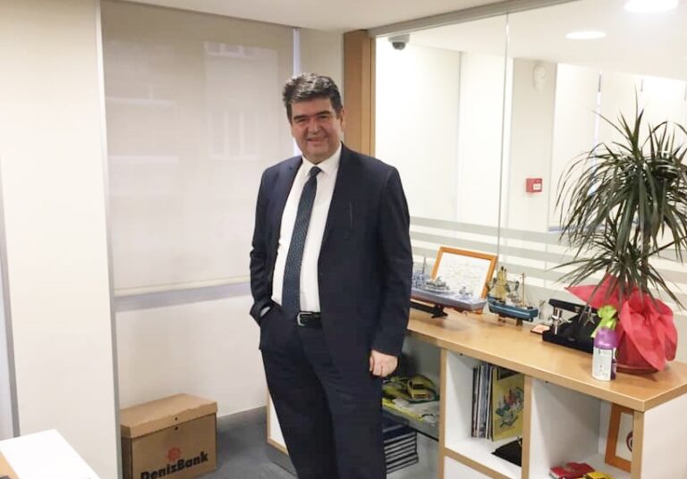 EMEKLİ BANKA MÜDÜRÜ KALBİNE YENİLDİ