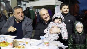 MUSTAFAKEMALPAŞA ‘ERDEM’İ KUCAKLIYOR