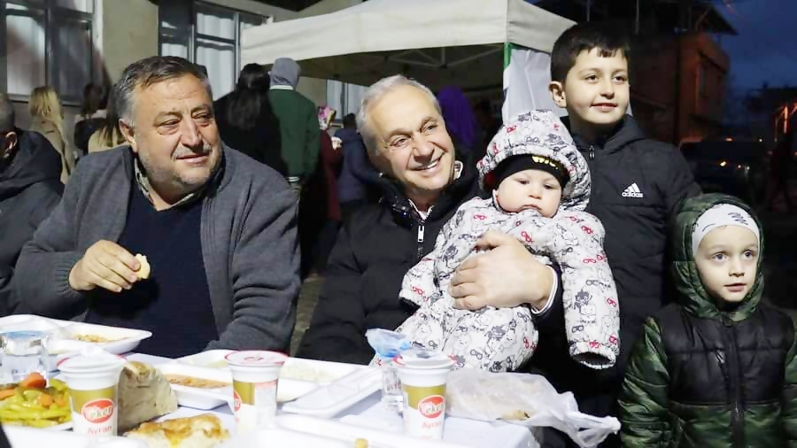 MUSTAFAKEMALPAŞA ‘ERDEM’İ KUCAKLIYOR