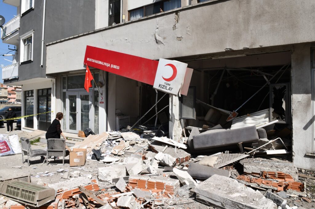 PATLAMANIN ARDINDAN KIZILAY TAŞINDI