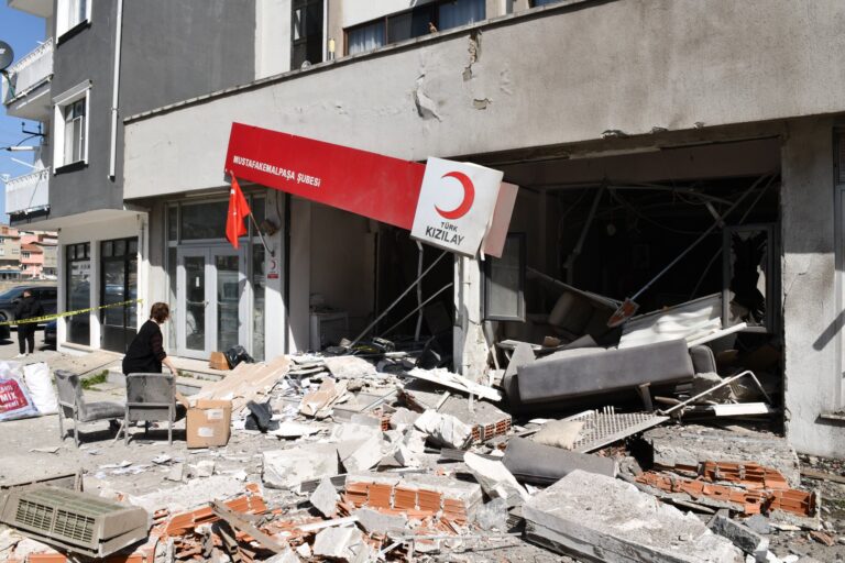 PATLAMANIN ARDINDAN KIZILAY TAŞINDI