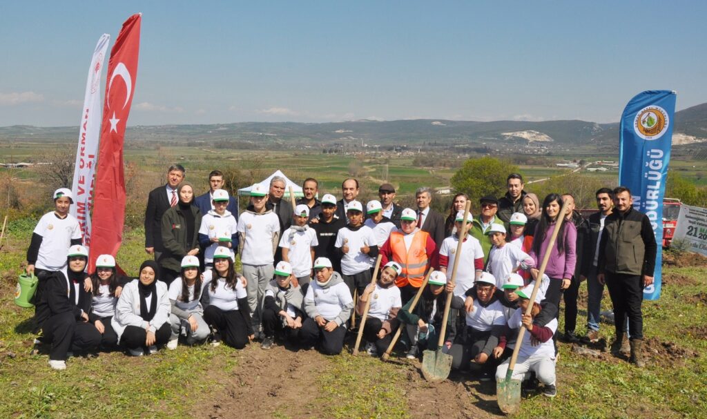 YÜZLERCE FİDAN TOPRAKLA BULUŞTU