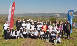 YÜZLERCE FİDAN TOPRAKLA BULUŞTU