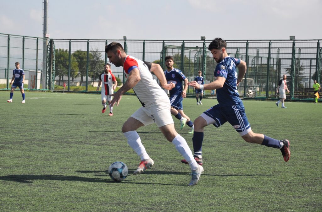 AMATÖRDE DOLUDİZGİN KAPIŞMA