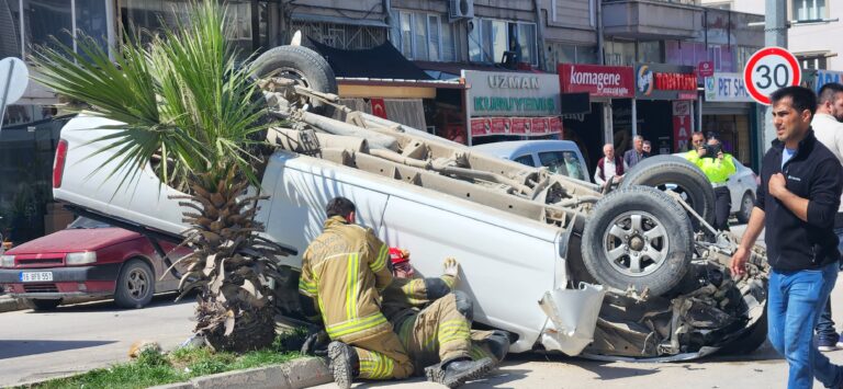 KAMYONET TERS DÖNDÜ; 2 YARALI