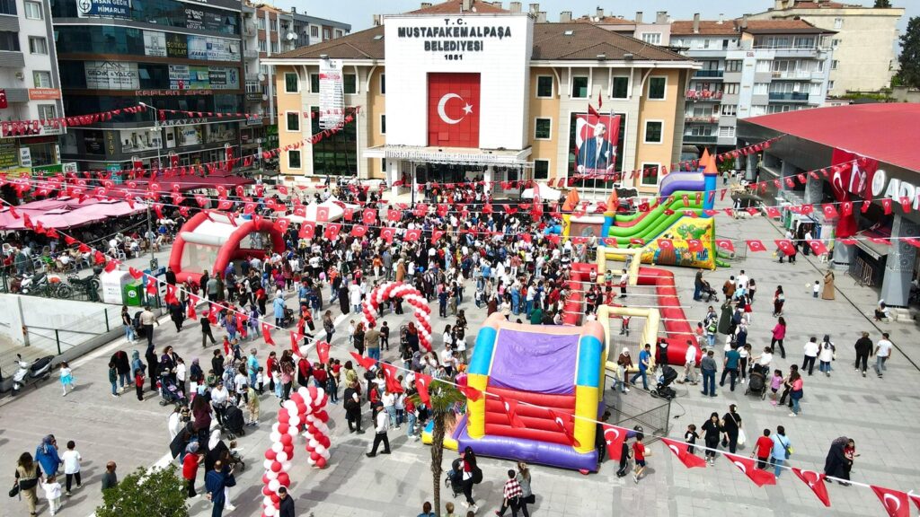 MEYDANDA ‘ÇOCUK ŞENLİĞİ’ COŞKUSU