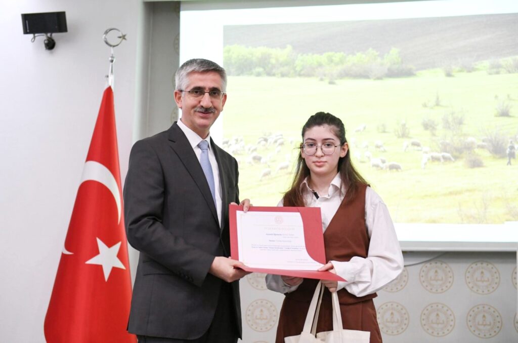 MUSTAFAKEMALPAŞALI ÖĞRENCİYE FOTOĞRAF ÖDÜLÜ