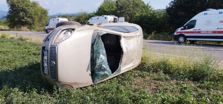 ARAÇ TARLAYA YUVARLANDI: 3 YARALI