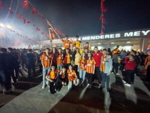 GALATASARAY TARAFTARI ŞAMPİYOLUKLA COŞTU