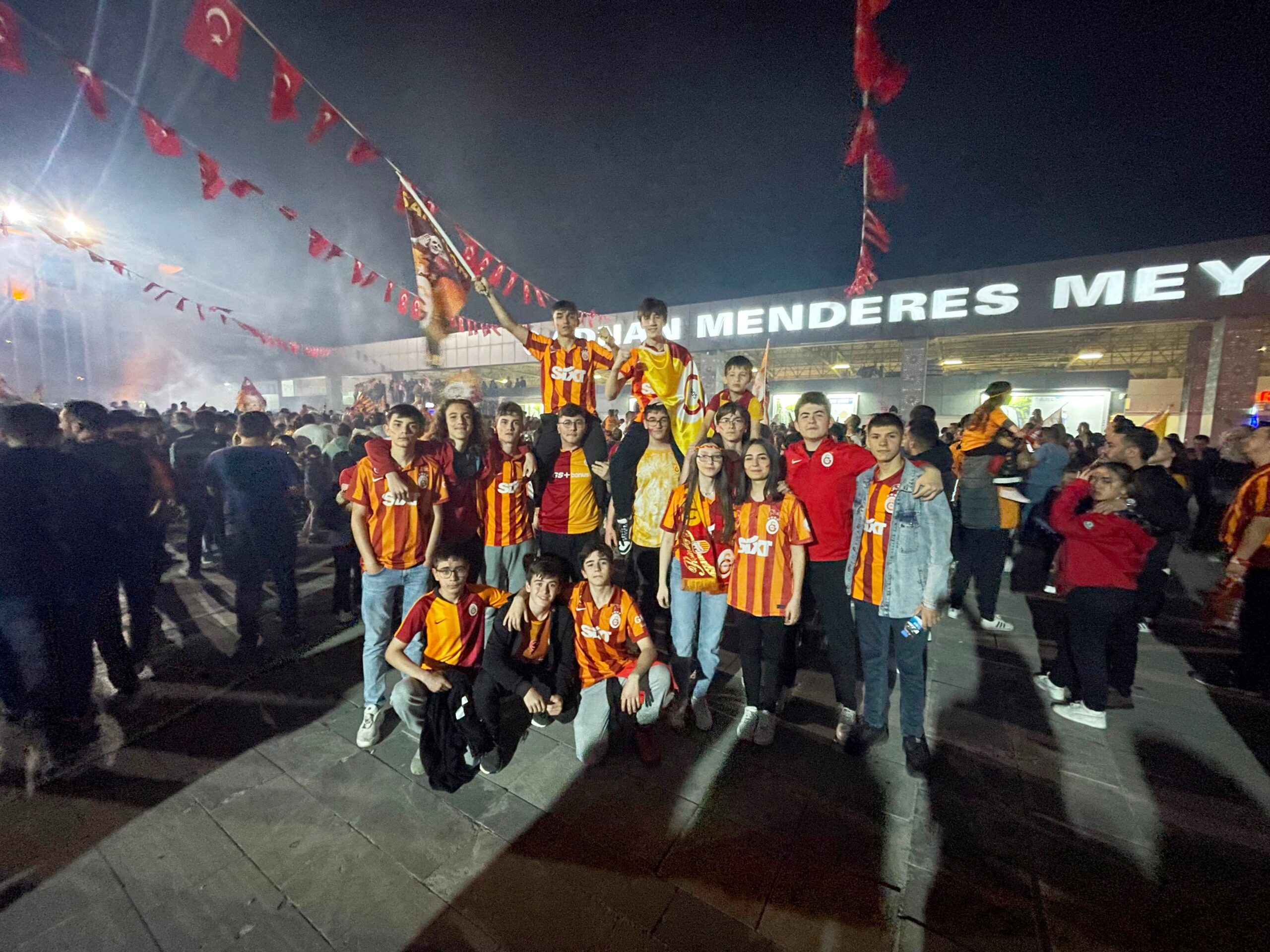 GALATASARAY TARAFTARI ŞAMPİYOLUKLA COŞTU
