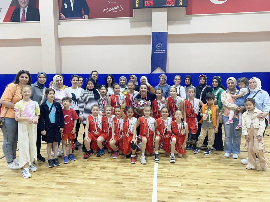 MİNİK KIZLAR GÖNÜLLERİN ŞAMPİYONU