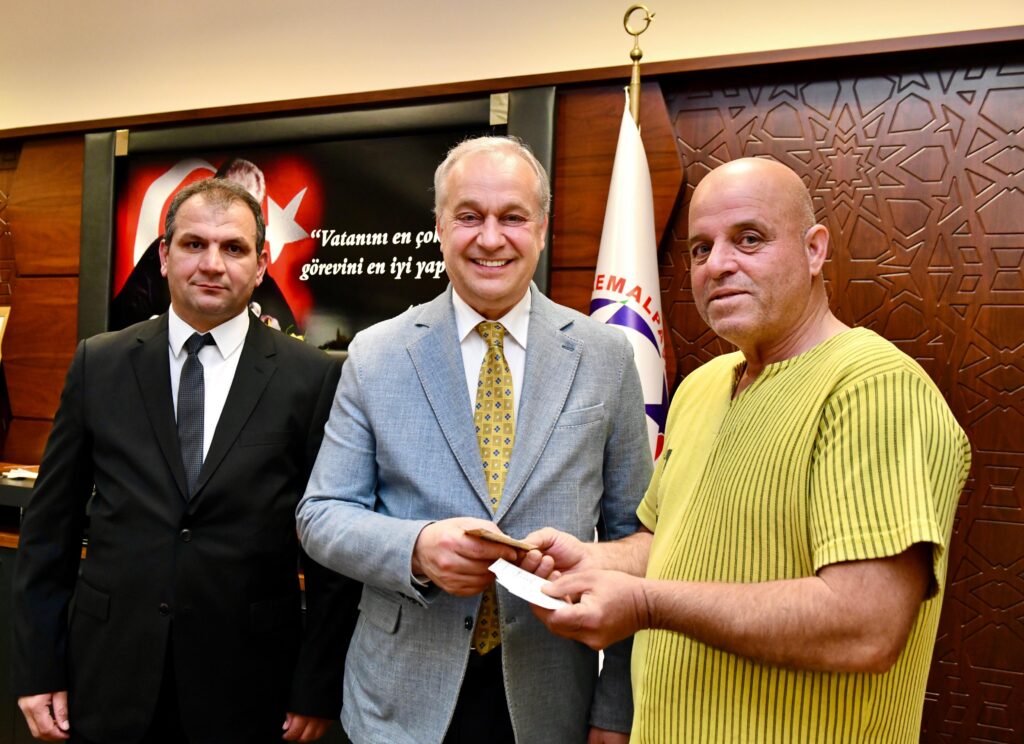 MUHTAR VE ESNAFTAN GURURLANDIRAN BAĞIŞ