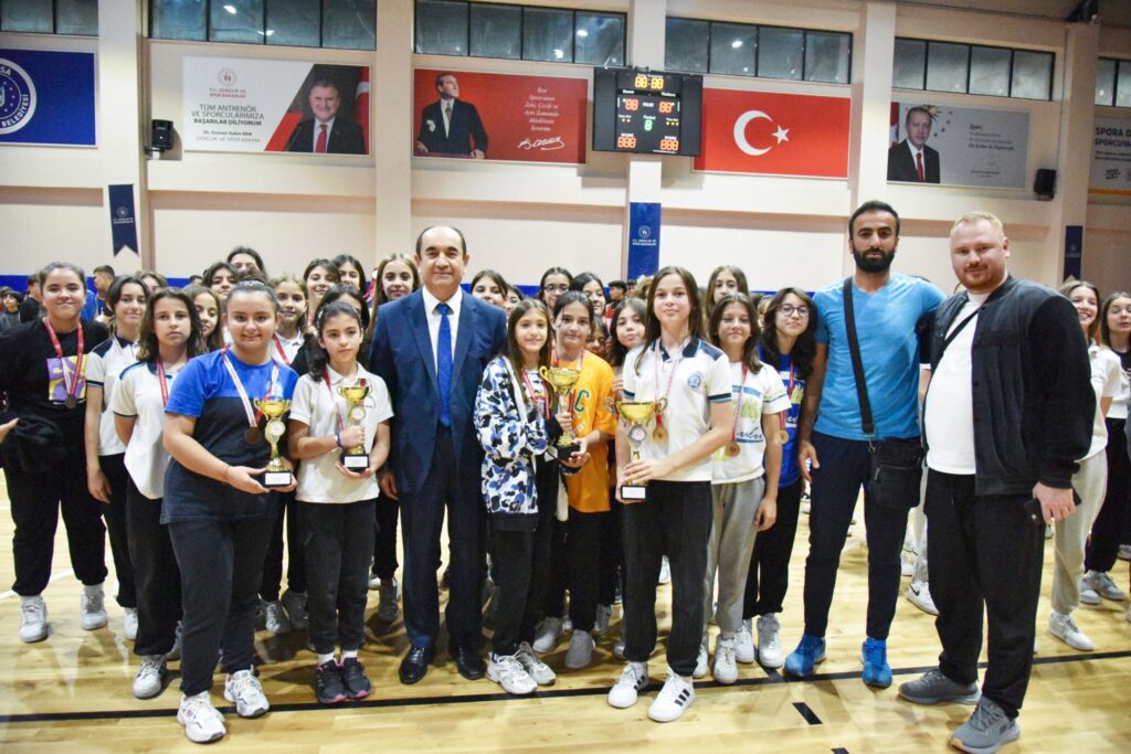 OKUL SPORLARININ ŞAMPİYONLARINA ÖDÜL