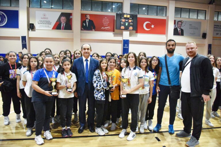 OKUL SPORLARININ ŞAMPİYONLARINA ÖDÜL
