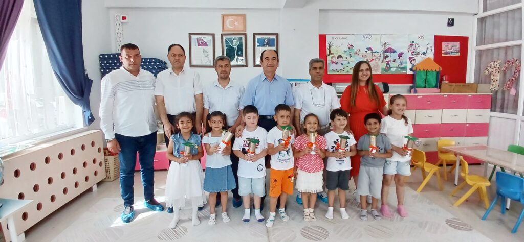 BİNLERCE ÖĞRENCİ KARNE SEVİNCİ YAŞADI