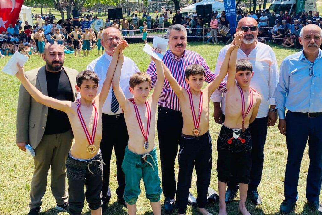 GENÇ GÜREŞÇİLERDEN MADALYA ŞOV