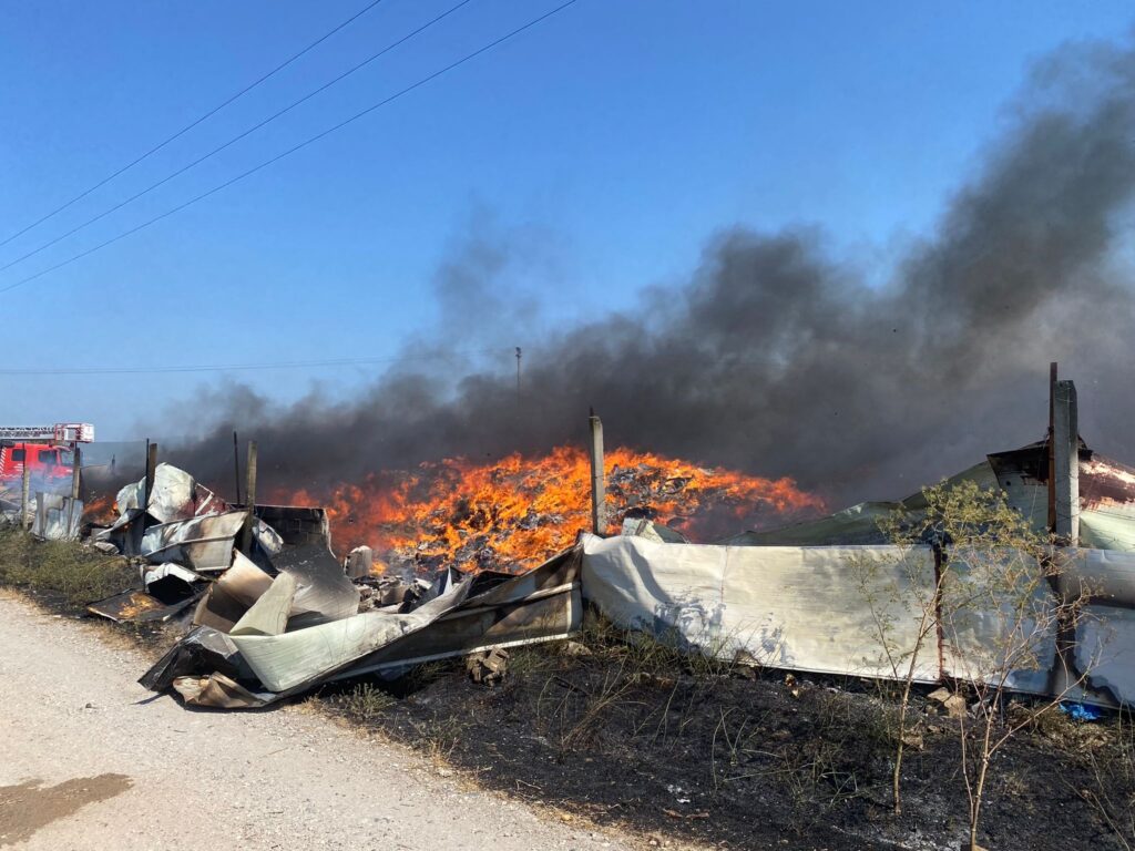 GERİ DÖNÜŞÜM DEPOSU KÜL OLDU