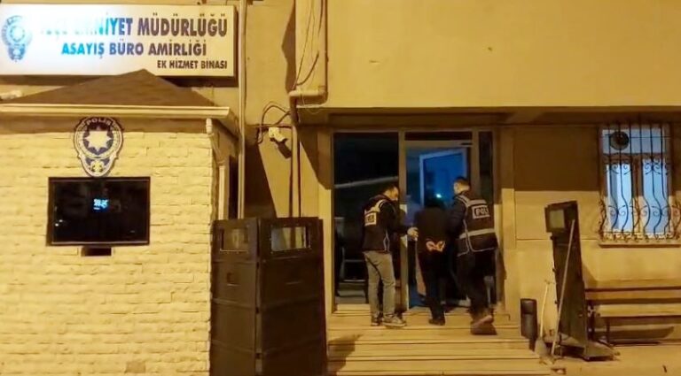 HIRSIZLIKTAN ARANDI, UYUŞTURUCU İLE YAKALANDI