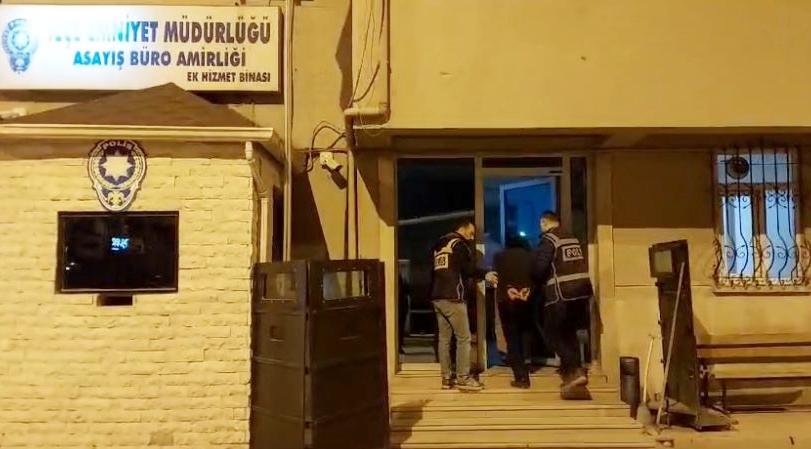 HIRSIZLIKTAN ARANDI, UYUŞTURUCU İLE YAKALANDI