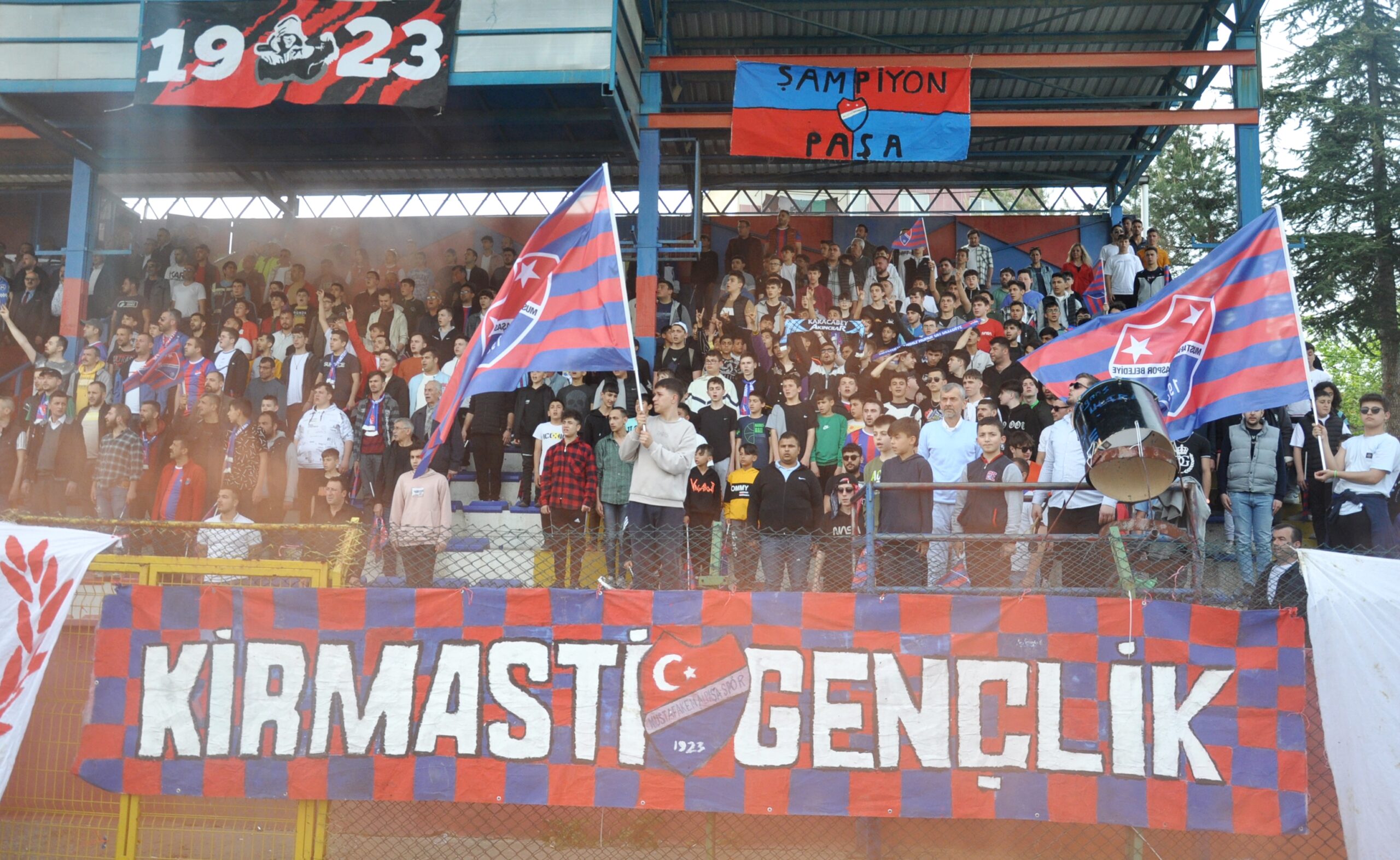 PAŞA, TARAFTARINA KAVUŞUYOR