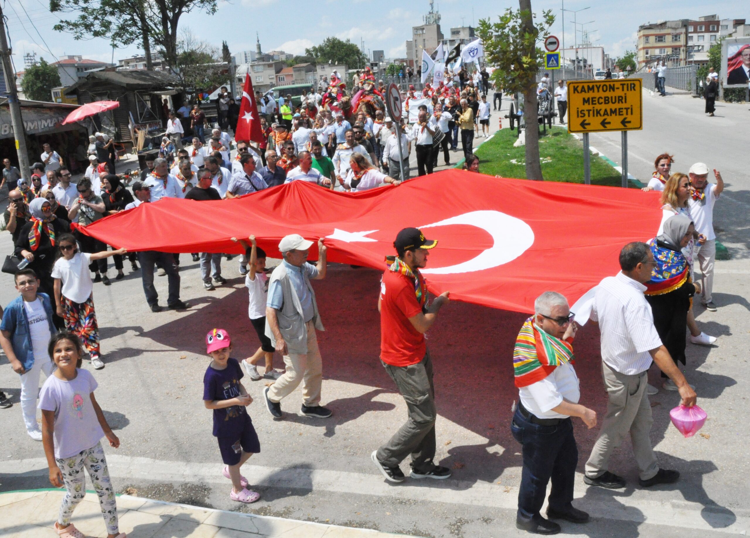YÖRÜKLER ŞÖLEN ATEŞİNİ YAKTI