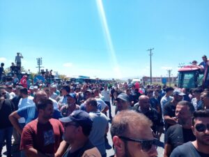 ÇİFTÇİNİN ÖFKESİ YOLA TAŞTI