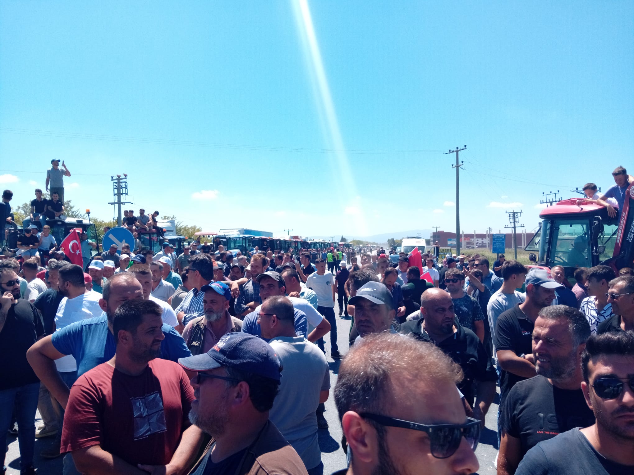 ÇİFTÇİNİN ÖFKESİ YOLA TAŞTI