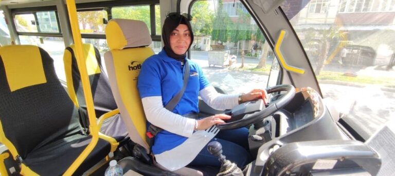 İLK KADIN HALK OTOBÜS ŞOFÖRÜ GÖREVE BAŞLADI