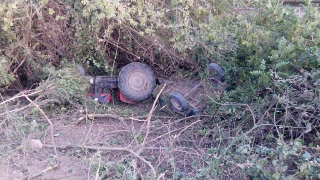 TRAKTÖR DEVRİLDİ: 2 YARALI