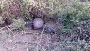 TRAKTÖR DEVRİLDİ: 2 YARALI